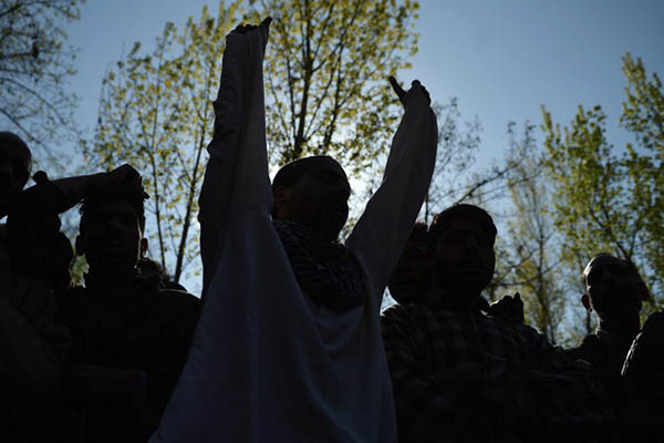 In This Photograph Taken On April 13, 2016, Kashmiri Villagers Shout Pro-freedom Slogans During The Funeral Of 70 Year-old Raja Begum In Langate Near Handwara.
Senior Police Officers Say Locals' Efforts To Help Militants -- By Putting Themselves In Harm's Way -- Is A Worrying Recent Development In The Decades-long Insurgency In The Disputed Himalayan Territory. / AFP PHOTO / TAUSEEF MUSTAFA / TO GO WITH AFP STORY INDIA-KASHMIR-PAKISTAN-UNREST,FOCUS BY PARVAIZ BUKHARI